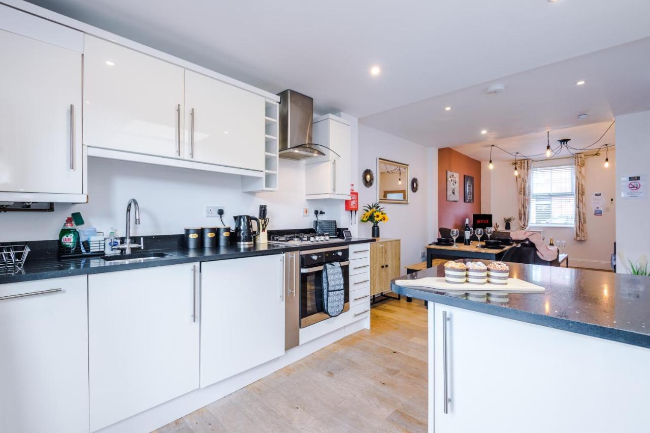 Pristine Chester House: 2-Bed Family Haven by 53 Degrees Property Hough Green Exterior photo